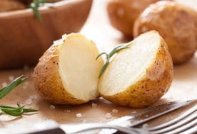 Leckere Kartoffeln, sofort bereit für den Kochtopf